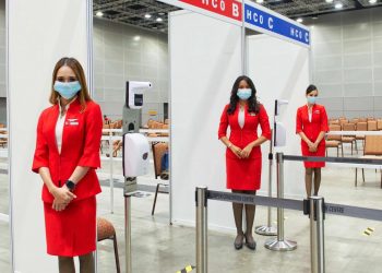 熟悉的红色制服 接种疫苗可以见到漂亮空姐！