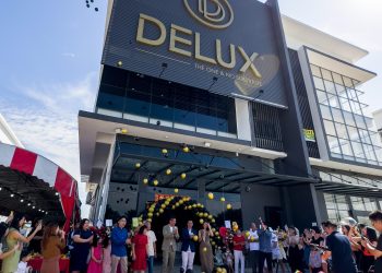 DELUX 开设北马区域最大的无轨电动门及防盗门展示厅